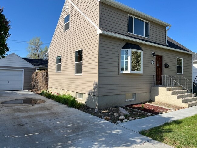 Photo - 4 bed / 1 1/2 bath home midtown!