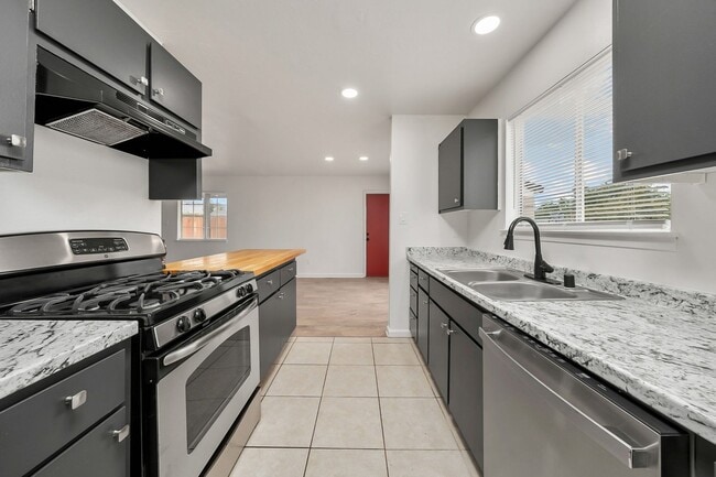 Building Photo - Charming 3BR, 1BA House with Private Backyard