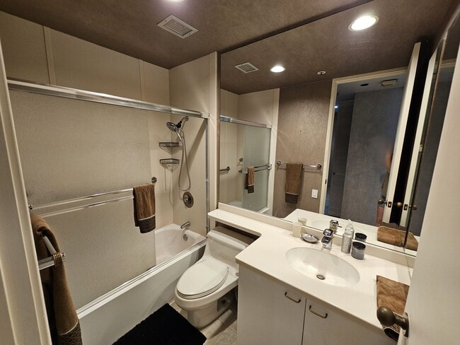 Photo - Spacious 3 bed, 2 bath with AMAZING views and breezes Unit 17B