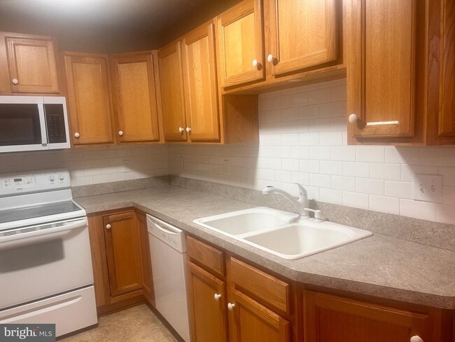 Photo - 140 Lexington Ct