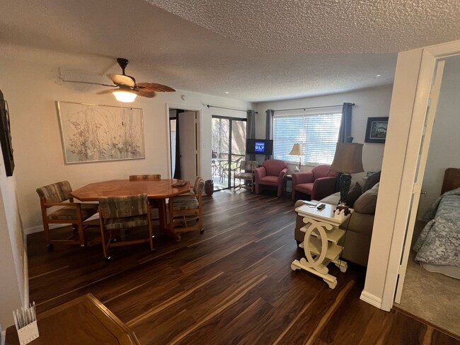 Building Photo - Seasonal Oaks IV 2/2 first floor condo Unit RR104