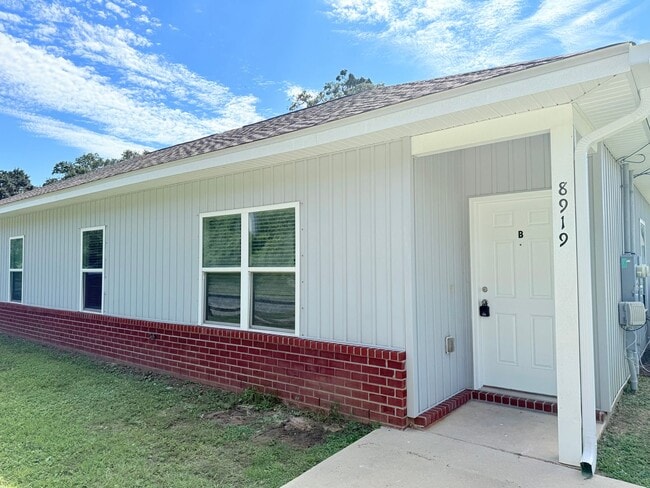 Building Photo - Charming 2 Bed/2 Bath Duplex Rental