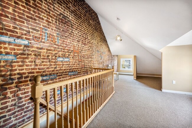 Photo - 1054 Hunterdon St