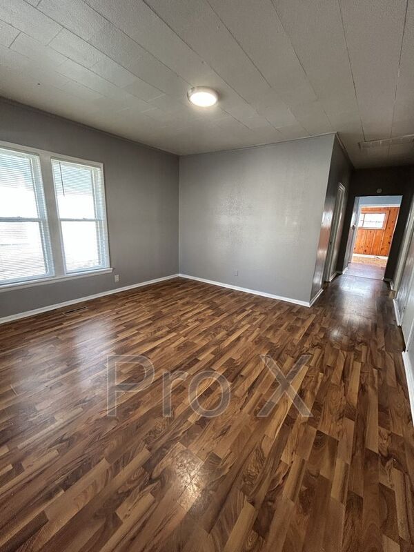 Photo - 117 W Monroe St