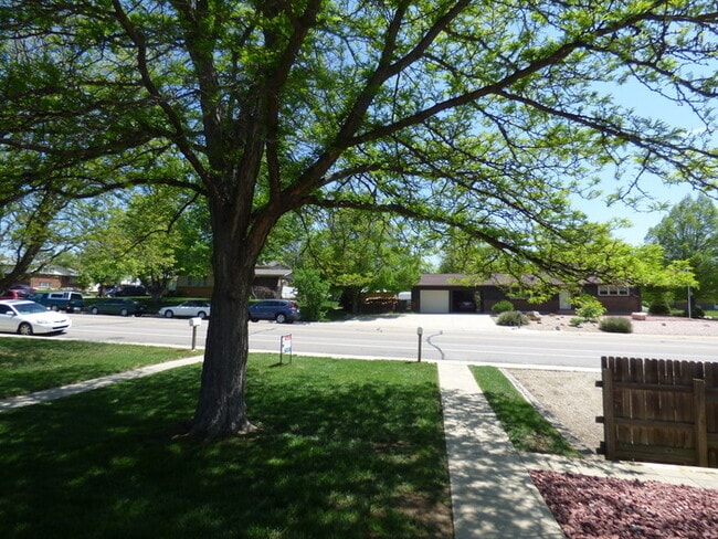 Photo - 2 Bed/1 Bath Duplex With Fenced Yard in Lo...