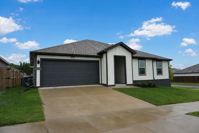 Building Photo - Newer Contemporary 3 bed / 2 bath Home in West Fayetteville - Available Aug 15th!