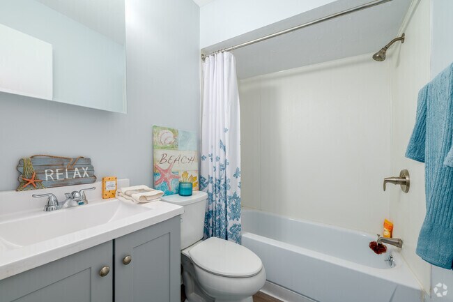 Unit 7 - 625SF - Bathroom