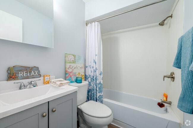 Unidad 7 - 625SF - Baño - 12204 Madison Ave