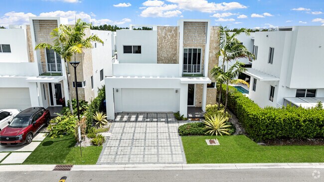 Building Photo - 10330 NW 68th St Rental