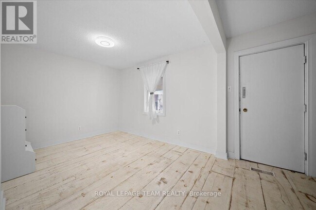 Photo - 135 Upper Lorne Pl