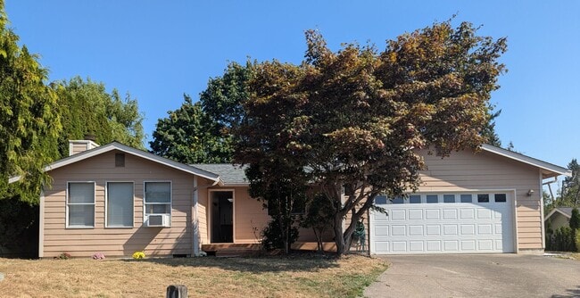 Building Photo - Spacious 4 Bedroom, 2 Bathroom Home with 2...