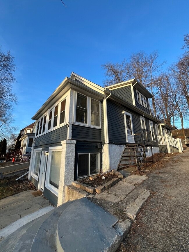 Building Photo - 393 Wellington Ave Unit 2