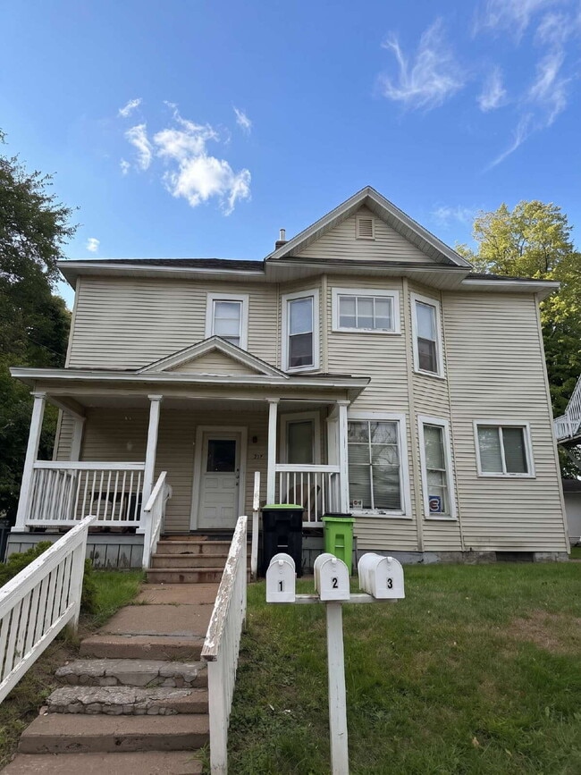Building Photo - 3 Bedroom Student Rental New UW-Eau Claire - Available Now! Unit #2