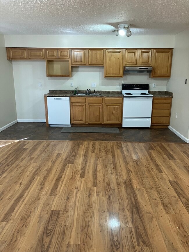 Kitchen - 14901 Emory Rd