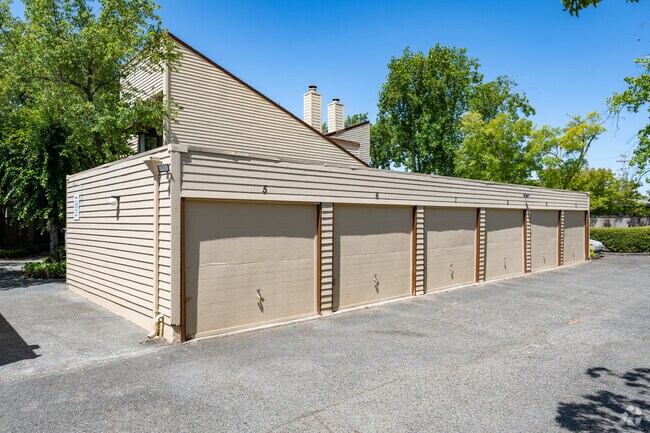 Aparcamiento - Valley View Townhomes