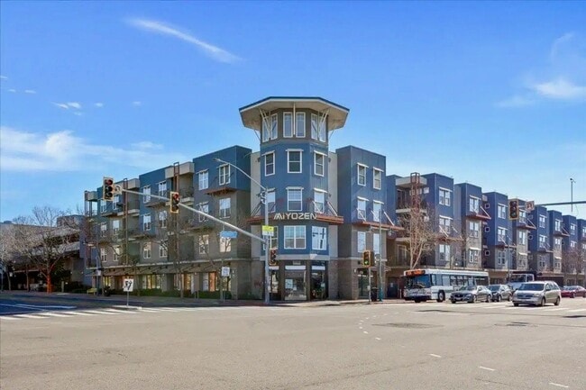 Building Photo - 1121 40th St Unit 4105