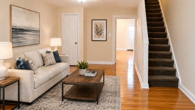 Building Photo - Room to Spread Out in This Pet-Friendly 2-Bedroom Home