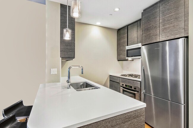 Photo - 305 W 16th St