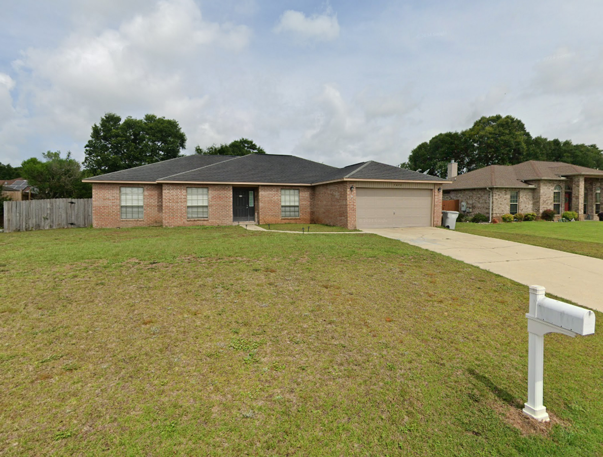 Charming 4-Bedroom Home with Spacious Yard - Charming 4-Bedroom Home with Spacious Yard