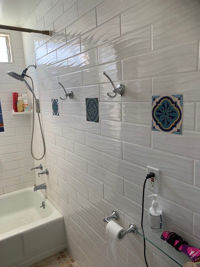 Catalina theme tiled in bathroom - 338 Eucalyptus Ave Unit B