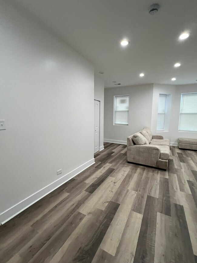 Photo - 3626 W Grenshaw St Unit 1