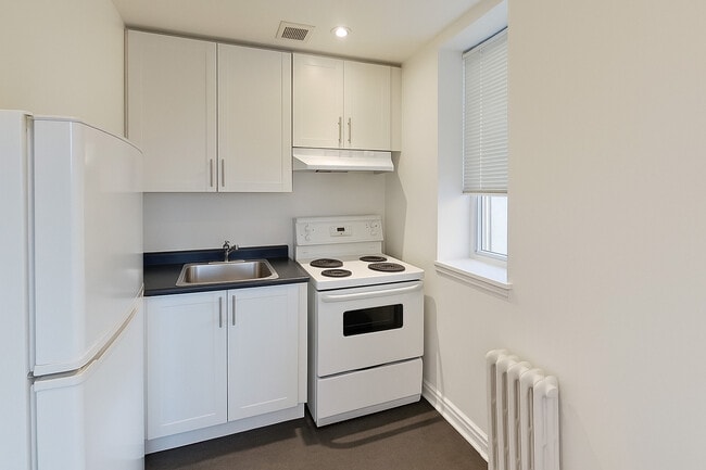 Kitchen - 710 Spadina Av