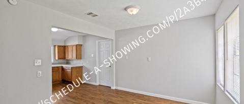 Photo - 2253 Collier St