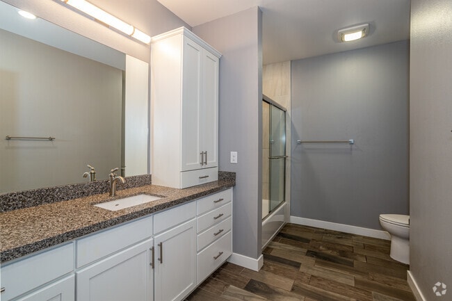 1BR, 1BA - 826SF