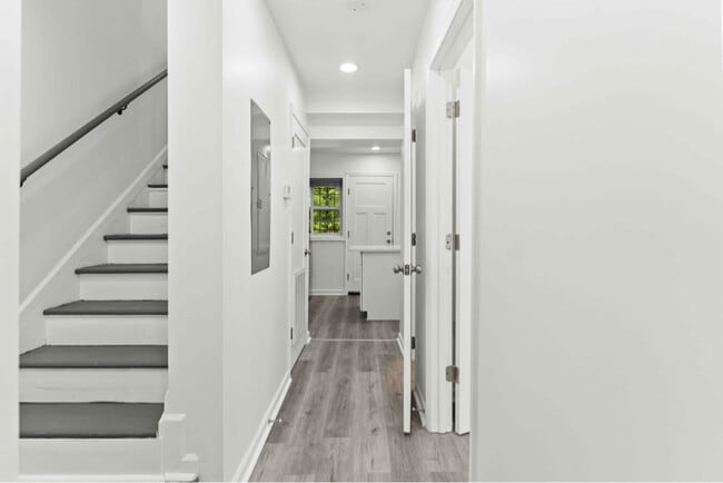 Photo - 1452 Smith Pl SE