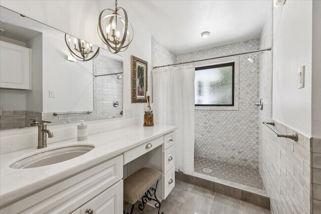 Photo - 4710 Edison St
