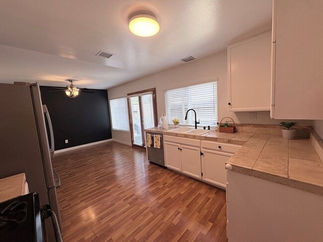 Photo - 27572 Rondell St