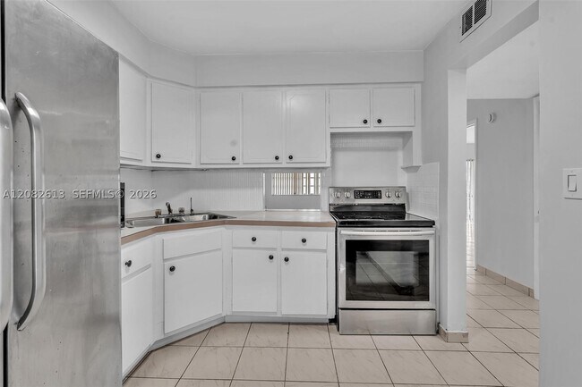 Building Photo - 1540 NE 191st St Unit 320