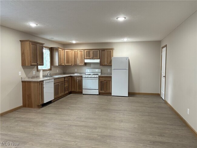 Photo - 430 2nd Dr NE