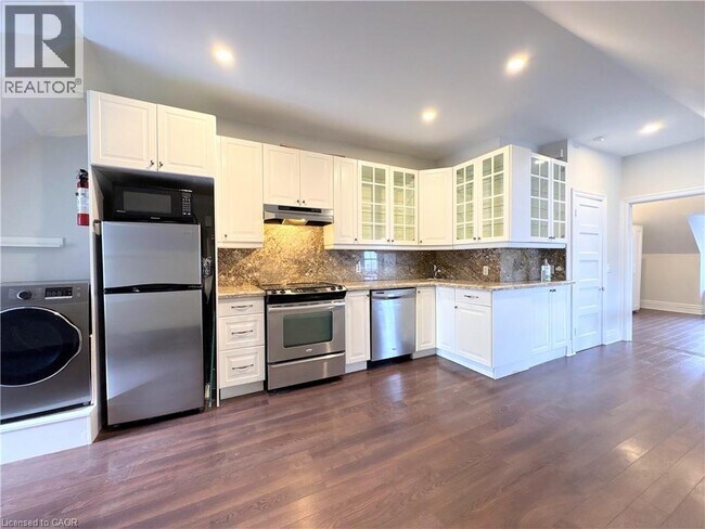 Photo - 123 Robinson St