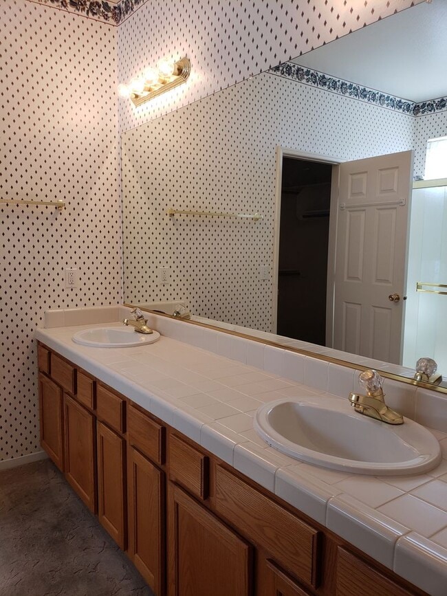 Building Photo - 3 Bedroom 2 Bath available soon