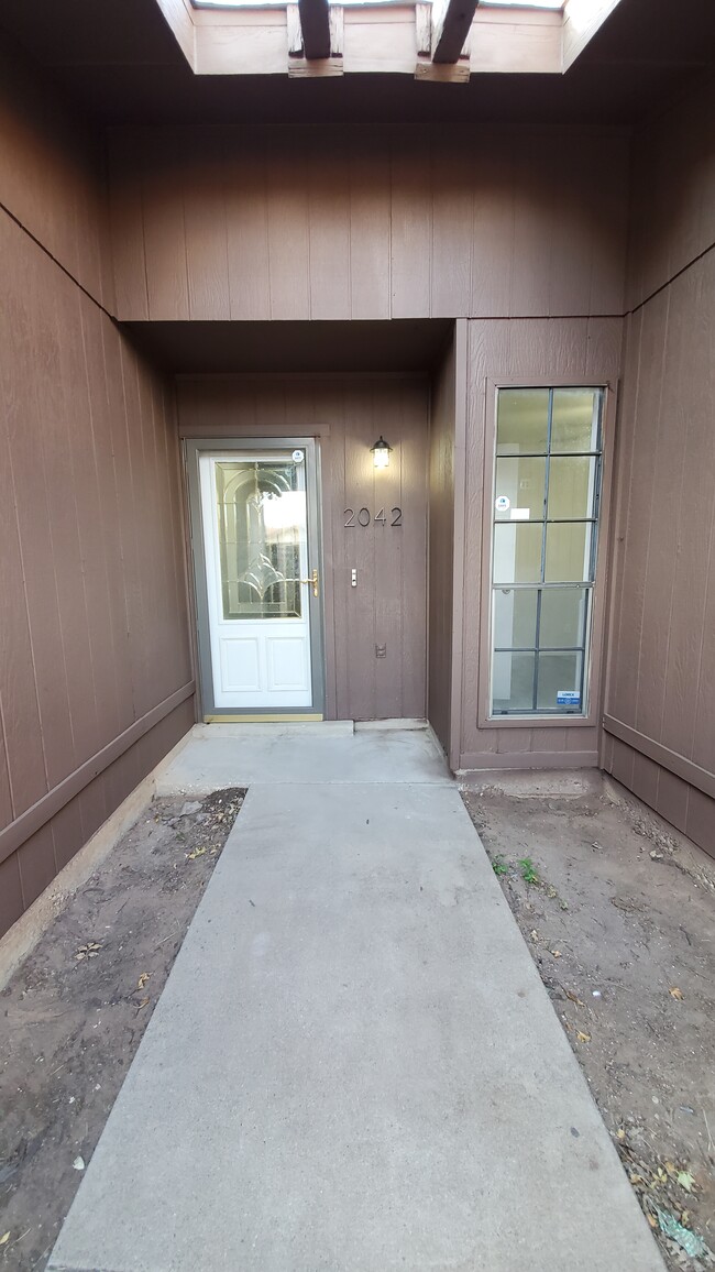 Photo - 2042 Magill St