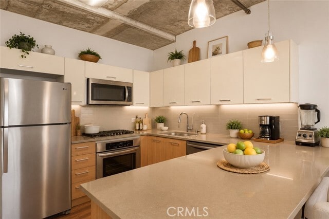 Photo - 645 W 9th St Unidad 314