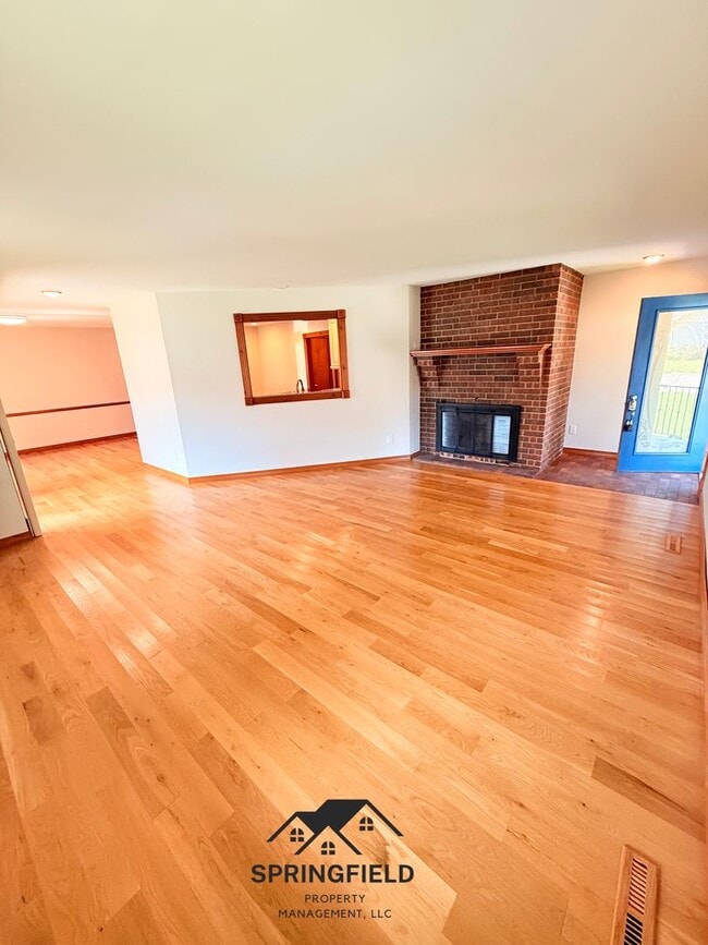 Photo - Location-Location, 4 BR / 2 Living Areas in SE Springfield w/ An Amazing Out Door Kitchen - Grill...