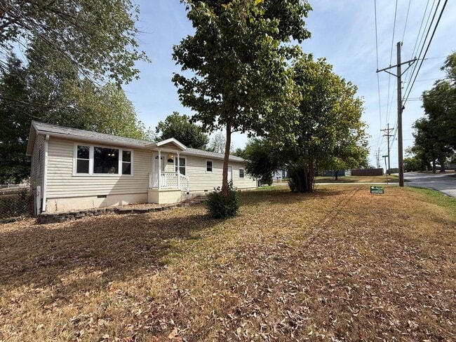 Building Photo - Coming soon 2BR House with fenced in yard