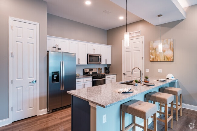 2BR, 2BA - 1015SF - Kitchen and Dining