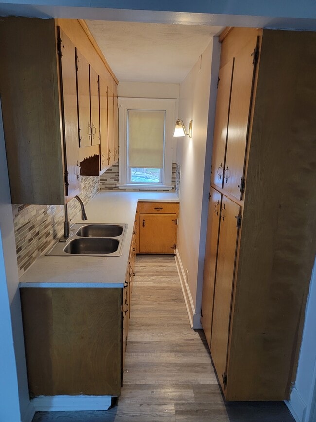 Building Photo - 110 S Burritt St Unit 1 floor