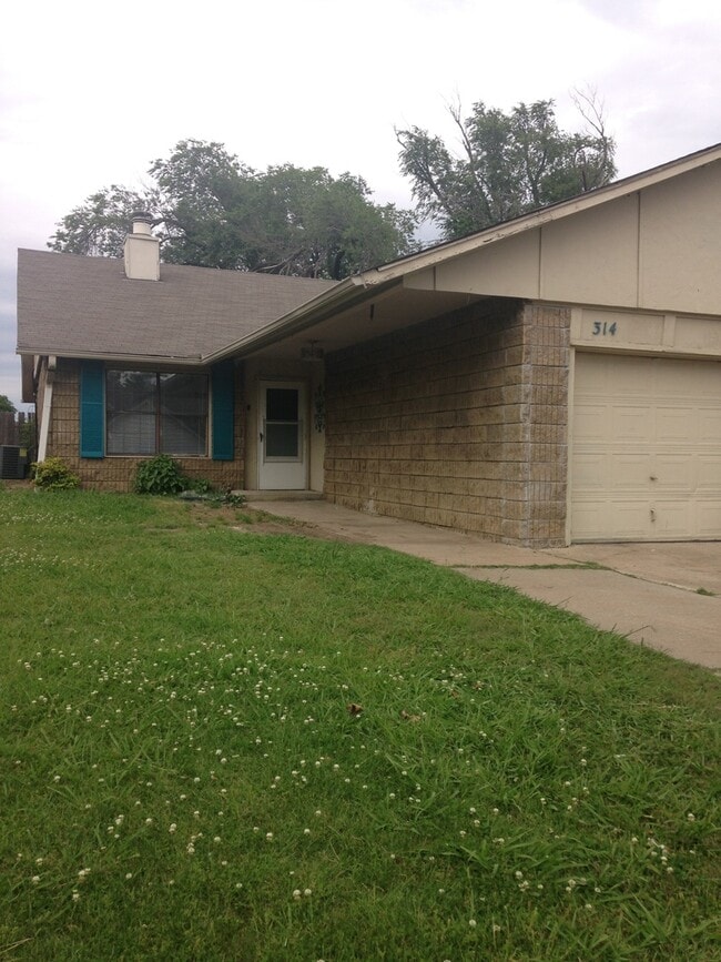 Building Photo - 3 bedroom 2 bath Duplex Rental