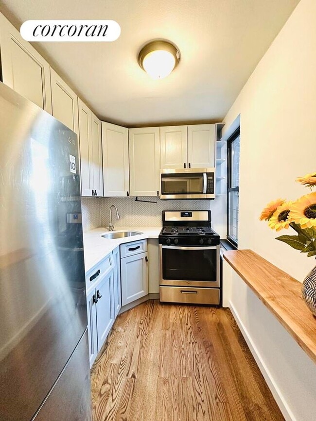 Photo - 52-25 39th Rd