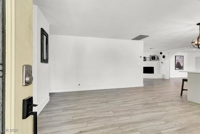 Photo - 1600 Eaton Dr