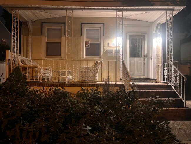 Building Photo - 123 Elm St Unit 1