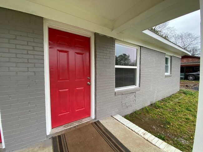 Building Photo - 415 Lowther St Unit Apt 1