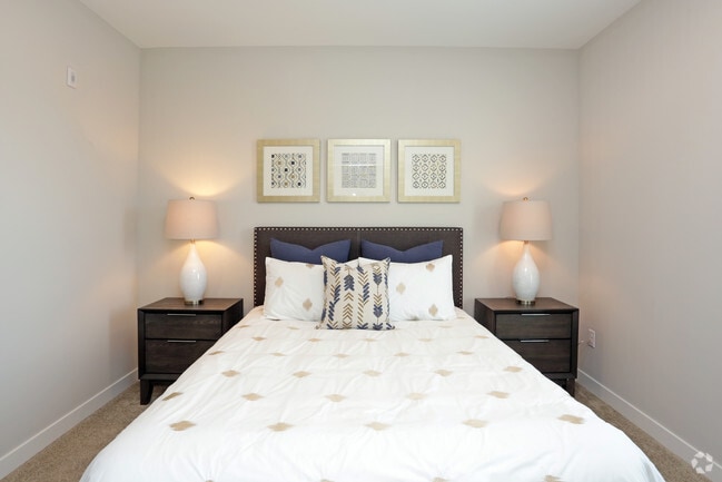 1BR, 1BA - 690 SF - Bedroom