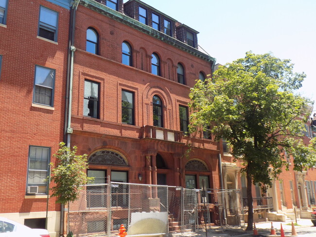 Building Photo - For Rent: Stylish Urban Living at 815 Park...