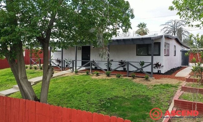 Building Photo - Unique Home Near Bakersfield College!