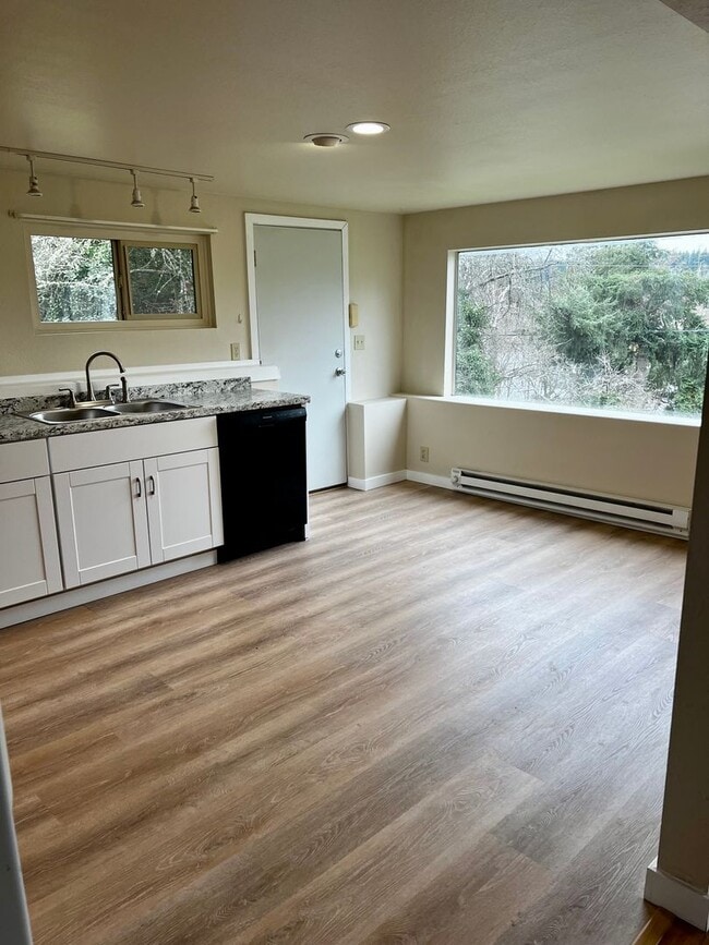 Photo - 19857ham Unit B